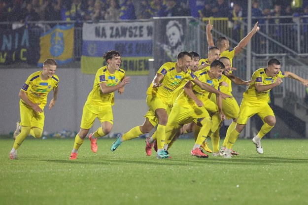 Radość piłkarzy Unii Skierniewice po wygranym w rzutach karnych 5:4 meczu 1. rundy piłkarskiego Pucharu Polski z Motorem Lublin, /Marian Zubrzycki /PAP