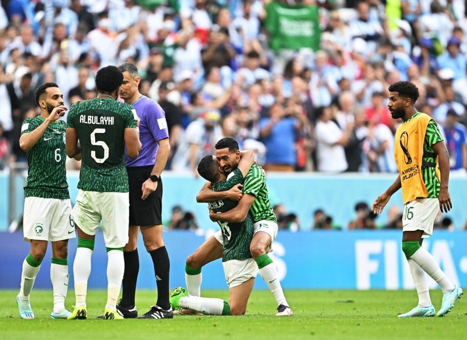 Radość piłkarzy z Arabii Saudyjskiej po wygranym meczu /Noushad Thekkayil /PAP/EPA