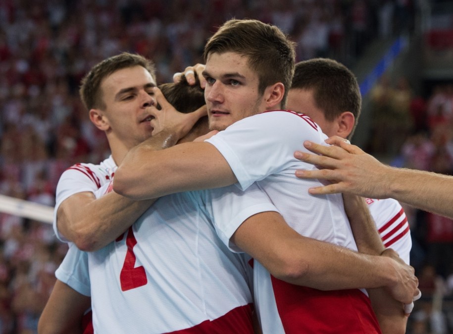 Radość Polaków - Mariusza Wlazłego (L), Michała Winiarskiego (C) i Karola Kłosa (P) po wygranym 3-1 meczu z Włochami w grupie E mistrzostw świata siatkarzy w Łodzi /Grzegorz Michałowski /PAP