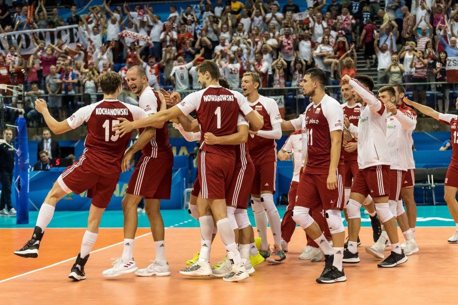 Radość Polaków po wygranym meczu z Iranem w grupie D mistrzostw świata siatkarzy w Warnie / 	Maciej Kulczyński    /PAP