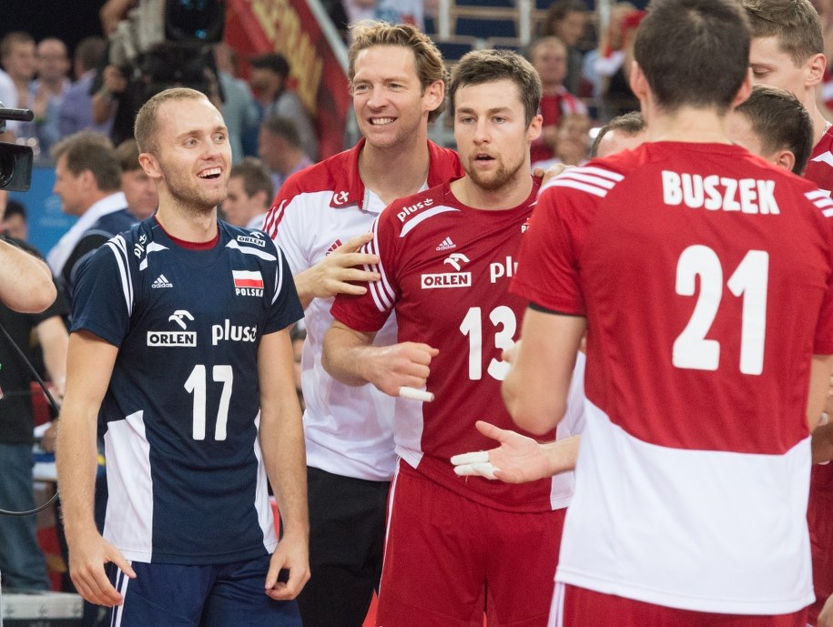 Radość Polaków - trenera Stephane'a Antigi (2L), Pawła Zatorskiego (L), Michała Kubiaka (2P) i innych po wygranym 3:2 meczu z Rosją w grupie H mistrzostw świata siatkarzy w Łodzi /Grzegorz Michałowski /PAP/EPA
