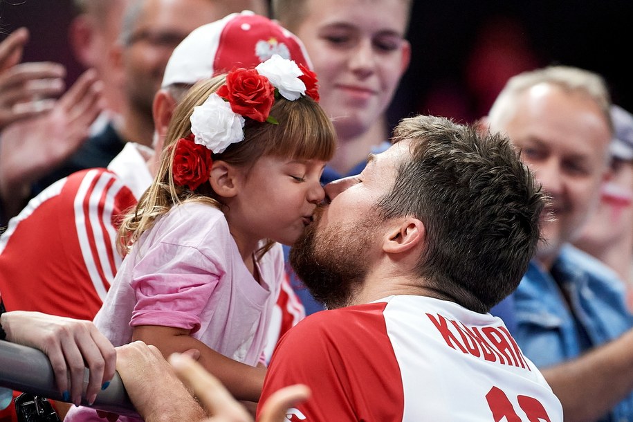 Radość reprezentanta Polski Michała Kubiaka i jego córeczki Zoi /Adam Warżawa /PAP
