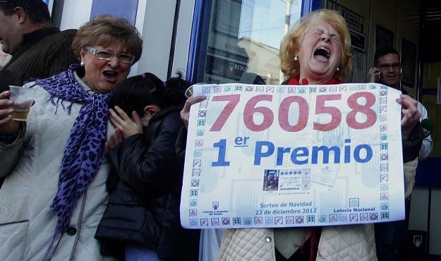 Radość szczęśliwców loterii "El Gordo" nie miała granic... /AFP