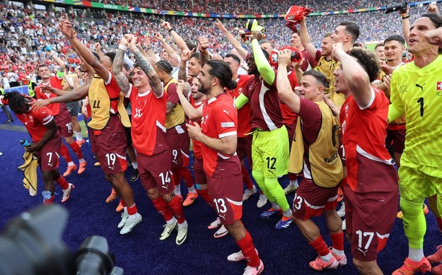 Radość Szwajcarów po zwycięstwie w meczu z Włochami. / Andreas Gora  /PAP/DPA