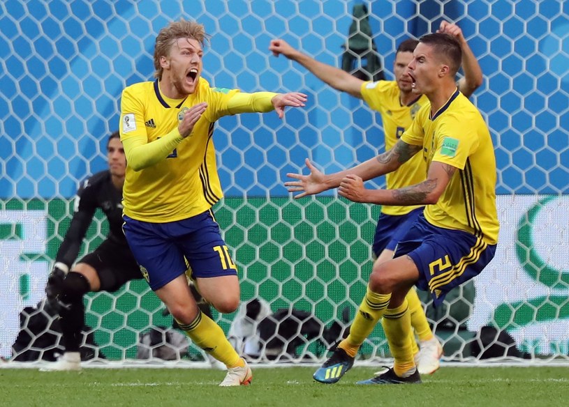 Radość Szwedów po golu, który dał im awans /PAP/EPA