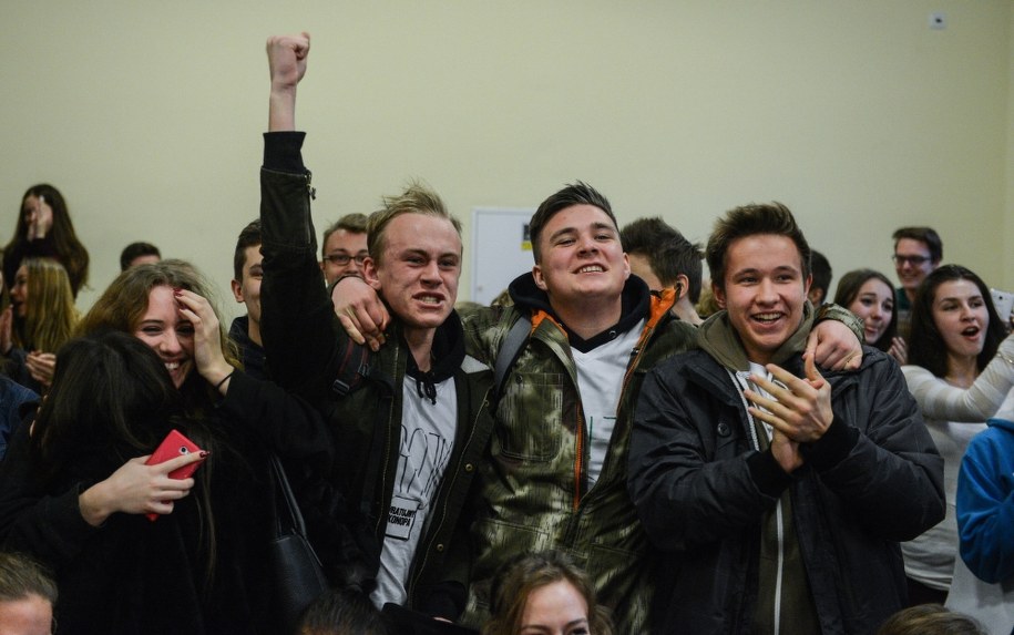 Radość uczniów warszawskiego Zespołu Szkół nr 22 im. Emiliana Konopczyńskiego po ogłoszeniu wiadomości o odejściu ze stanowiska dyrektor szkoły Małgorzaty Mroczkowskiej /Jakub Kaminski /PAP