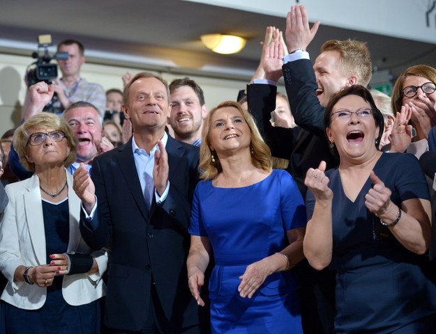 Radość w sztabie wyborczym PO. W pierwszym rzędzie od lewej: Danuta Huebner, Donald Tusk i jego żona Małgorzata oraz Ewa Kopacz /Radek Pietruszka /PAP