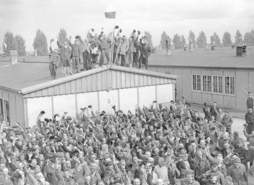 Radość więźniów po wyzwoleniu obozu Dachau /Getty Images