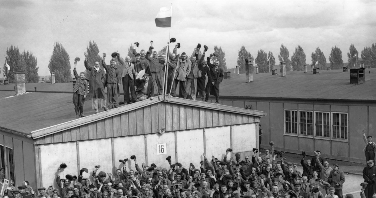 Radość więźniów po wyzwoleniu obozu Dachau /Getty Images