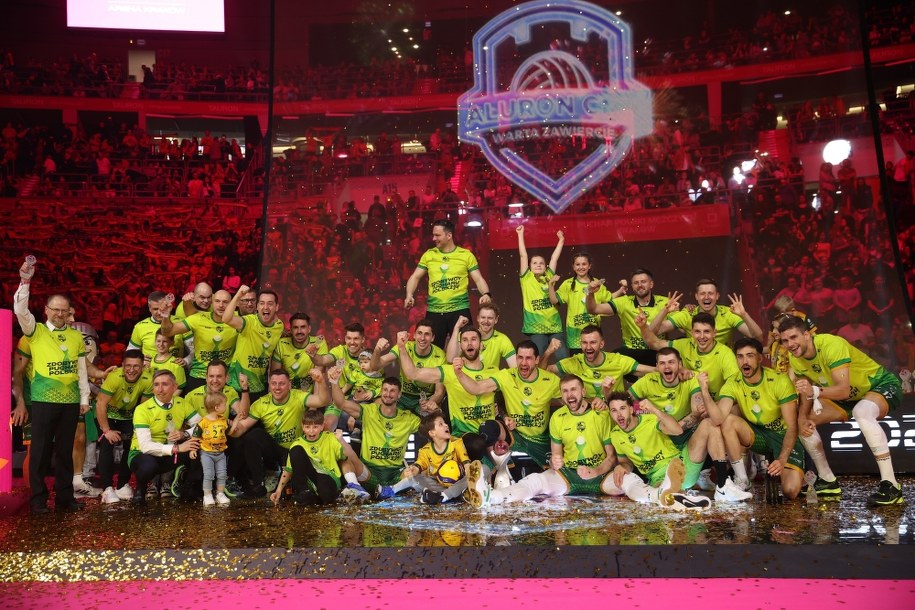 Radość zawodników Aluronu CMC Warty Zawiercie po zwycięstwie w finale Pucharu Polski siatkarzy //Łukasz Gągulski /PAP