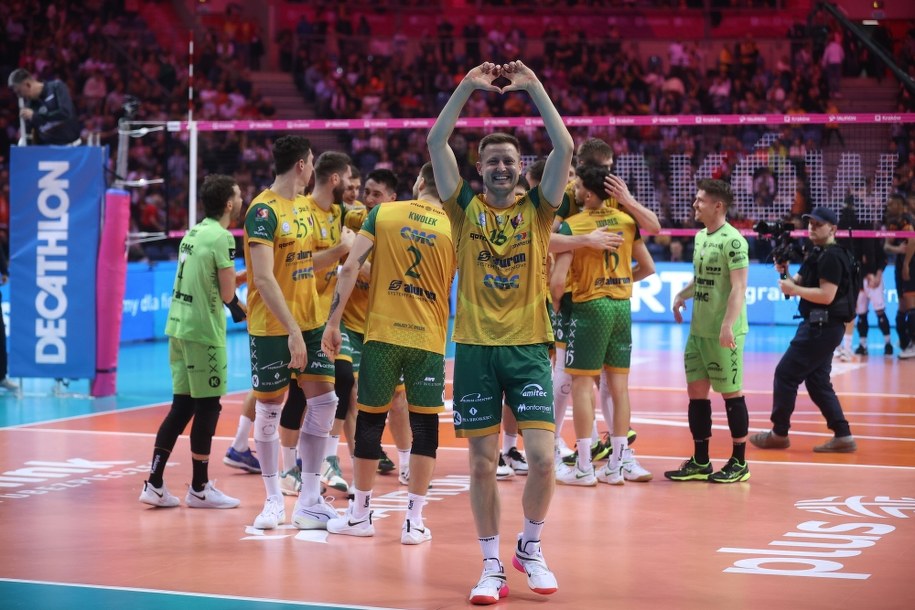 Radość zawodników Aluronu CMC Warty Zawiercie po zwycięstwie w finale Pucharu Polski siatkarzy //Łukasz Gągulski /PAP