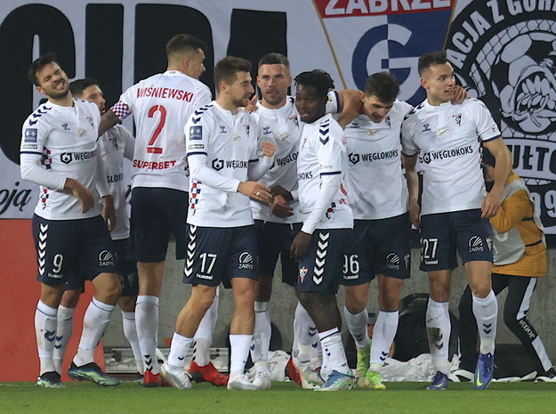 Radość zawodników Górnika Zabrze po bramce strzelonej na 2:0 przez Lukasa Podolskiego /Andrzej  Grygiel /PAP