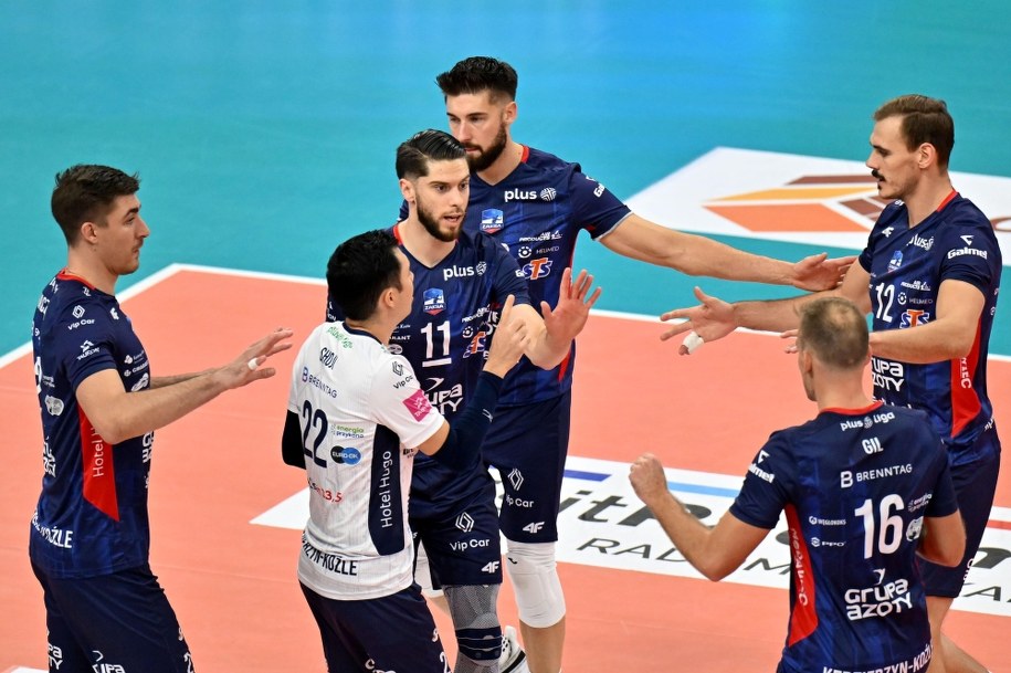 Radość zawodników Grupy Azoty ZAKSY Kędzierzyn-Koźle podczas meczu 7. kolejki Ekstraklasy siatkarzy z Eneą Czarnymi Radom /Piotr Polak /PAP