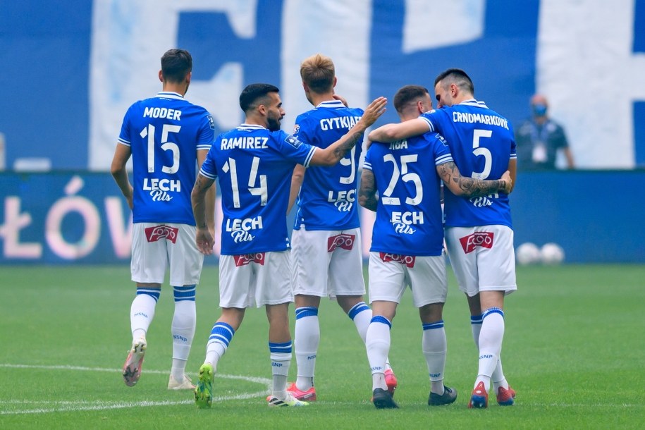 Radość zawodników Lecha Poznań po strzelonej bramce podczas meczu grupy mistrzowskiej, 37. kolejki piłkarskiej Ekstraklasy z Jagiellonią Białystok /Jakub Kaczmarczyk /PAP