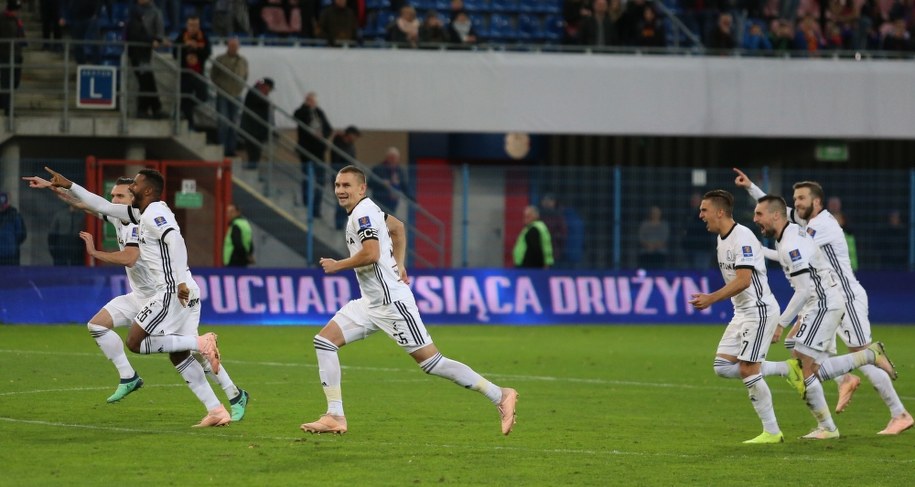 Radość zawodników Legii Warszawa po zwycięstwie w serii rzutów karnych w meczu 1/16 finału piłkarskiego Pucharu Polski z Piastem Gliwice / 	Andrzej Grygiel    /PAP