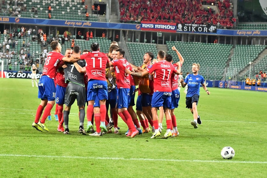 Radość zawodników Rakowa Częstochowa po zwycięstwie w meczu o Superpuchar Polski z Legią Warszawa /Andrzej Lange /PAP
