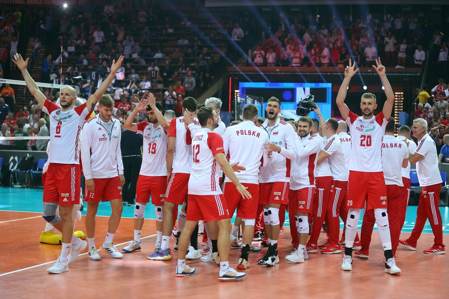 Radość zawodników reprezentacji Polski po zwycięstwie w półfinałowym meczu mistrzostw świata siatkarzy w Katowicach /	Łukasz Gągulski /PAP