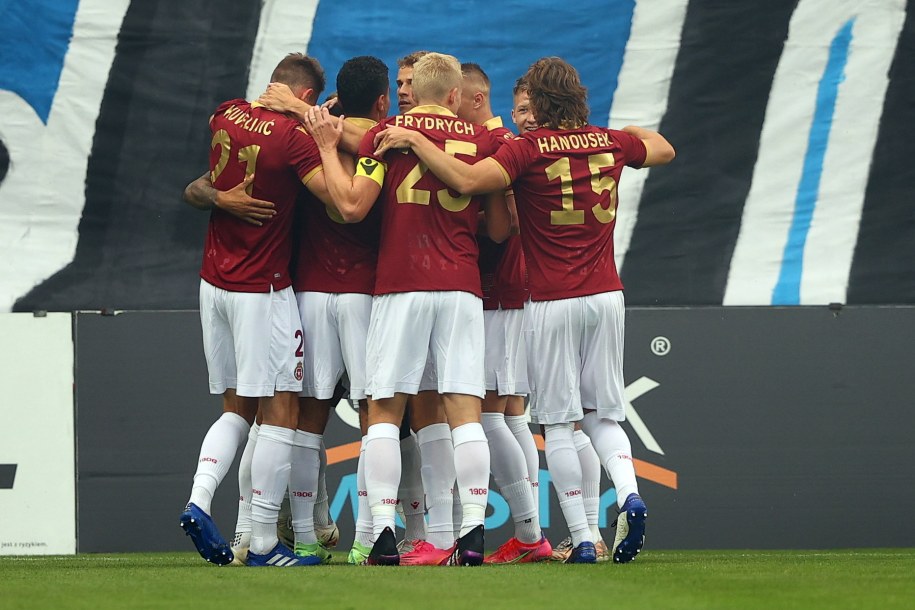 Radość zawodników Wisły Kraków po zdobyciu bramki /	Łukasz Gągulski /PAP