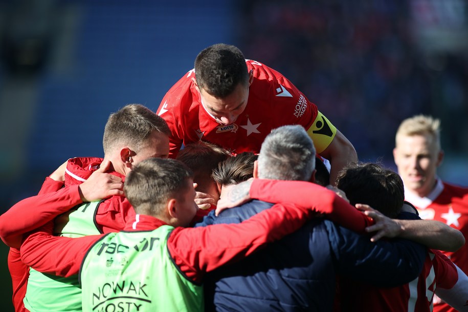 Radość zawodników Wisły Kraków ze zdobytej bramki /	Łukasz Gągulski /PAP