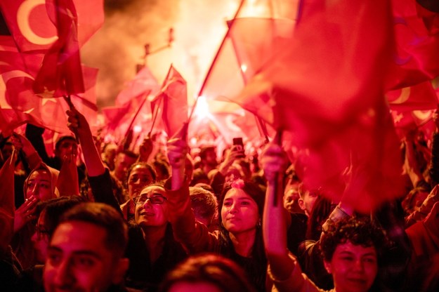 Radość zwolenników opozycji w Stambule /TOLGA ULUTURK /PAP/EPA