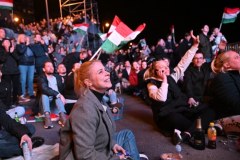 Radość zwolenników Petera Magyara po zwycięstwie wyborczym