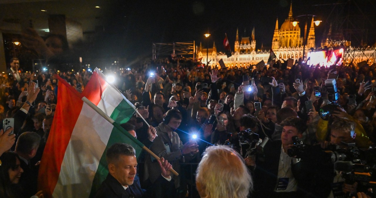 Radość zwolenników Petera Magyara po zwycięstwie wyborczym