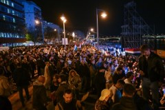 Radość zwolenników Petera Magyara po zwycięstwie wyborczym