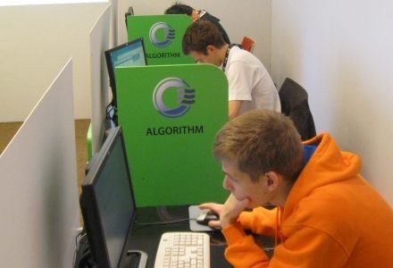Radosław Czyż (w środku) kontra algorytmy. Po jego lewej - najmocniejszy konkurent (Ukraina). /INTERIA.PL