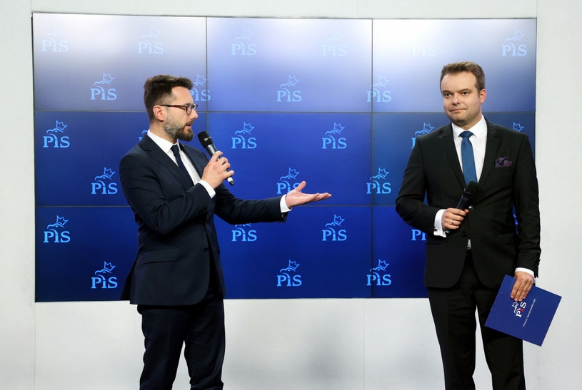 Radosław Fogiel prezentuje nowego rzecznika PiS - Rafała Bochenka /Piotr Molecki /East News
