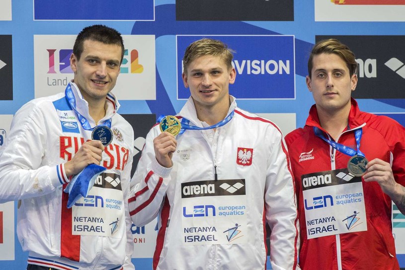 Radosław Kawęcki (w środku) z medalem mistrzostw Europy /AFP