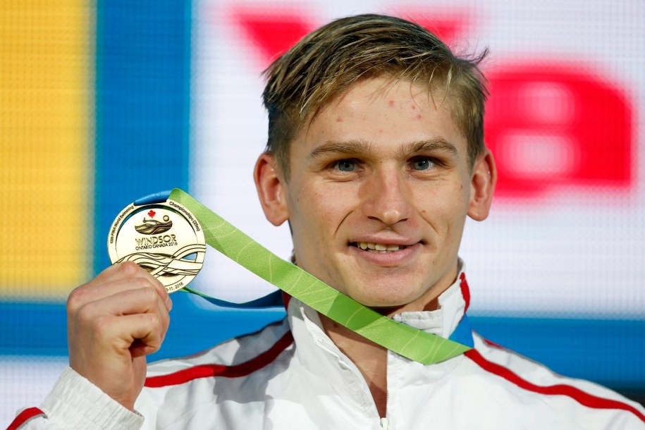 Radosław Kawęcki z medalem /PAP/EPA/PATRICK B. KRAEMER /PAP/EPA