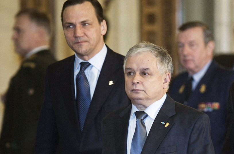 Radosław Sikorski i Lech Kaczyński /MANDEL NGAN /AFP