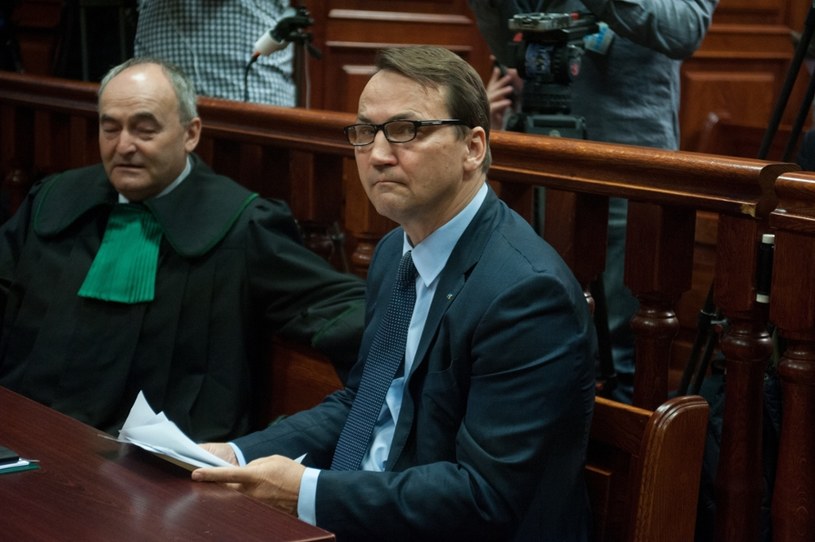 Radosław Sikorski podczas procesu o niedopełnienie obowiązkow przy organizacji wizyty w Katyniu 10 kwietnia 2010 r. /Witold Rozbicki /East News