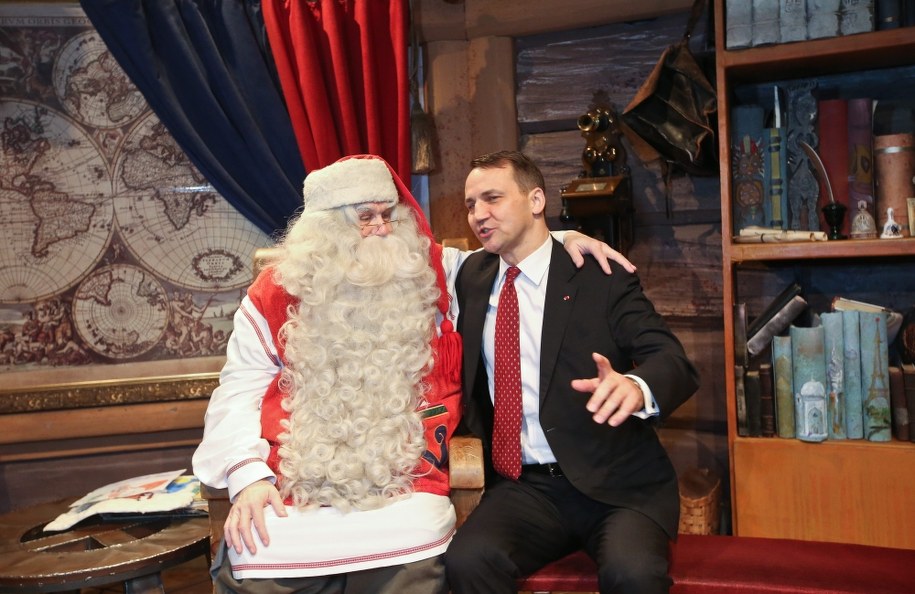 Radosław Sikorski podczas spotkania ze św. Mikołajem  w Rovaniemi /Rafał Guz /PAP/EPA