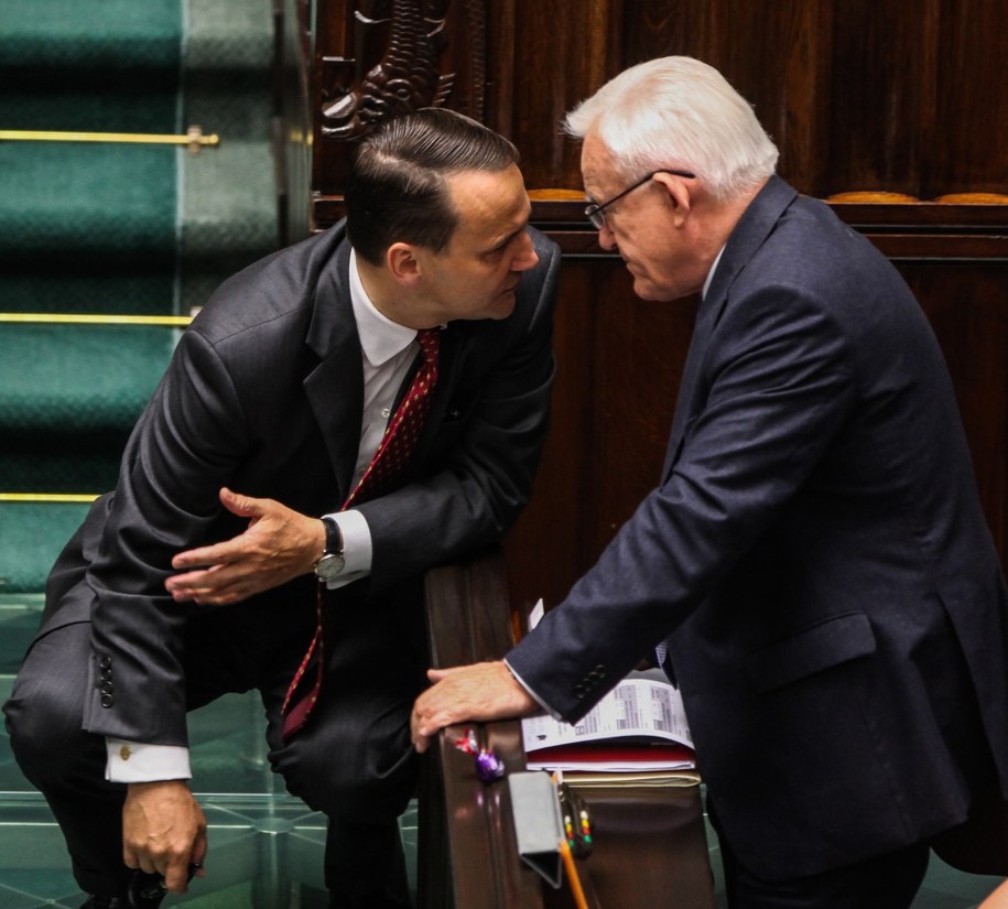 Radosław Sikorski rozmawia z Leszkiem Millerem /Jakub Kaminski /PAP