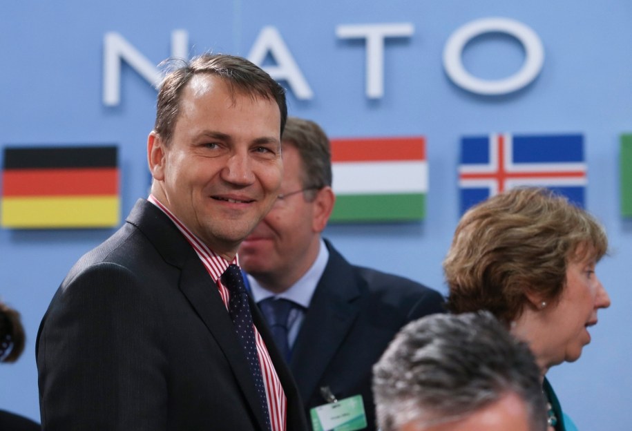 Radosław Sikorski w Brukseli /OLIVIER HOSLET /PAP/EPA