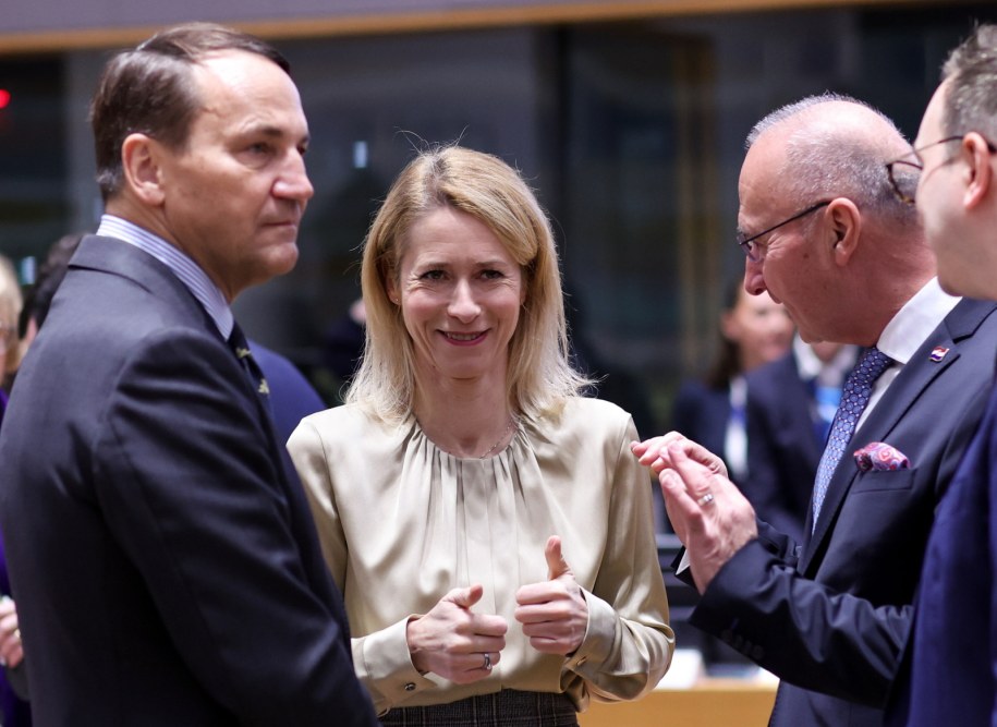 Radosław Sikorski (z lewej), Kaja Kallas (w środku) /OLIVIER HOSLET /PAP/EPA