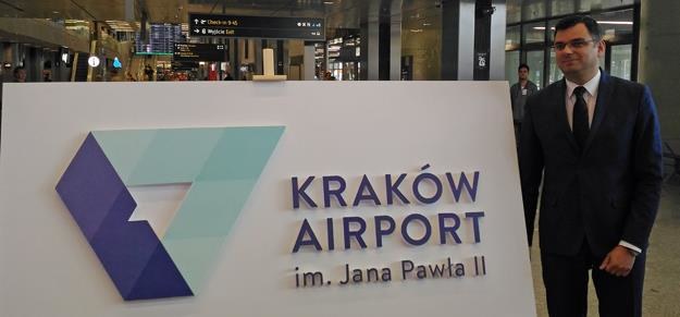 Radosław Włoszek, prezes lotniska w Krakowie, z nowym logotypem. Fot. Krzysztof Mrówka /INTERIA.PL