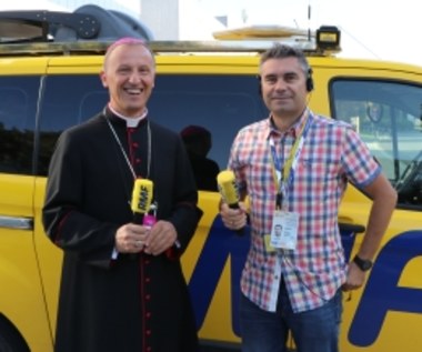 "Radosny biskup" Marek Solarczyk: Facebook to takie zaproszenie, próba zapukania do drzwi