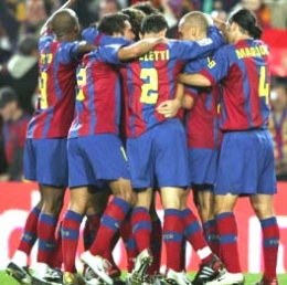 Radosny krąg piłkarzy Barcelony po meczu z Realem /AFP