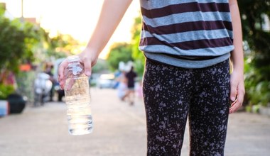 Rady, które pomogą bezpiecznie przetrwać upał. Nie tylko picie wody jest ważne 