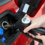 Radzą, aby oszczędzać paliwo. Prędkość niższa o 10 km/h i praca z domu