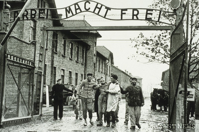 Radzieccy lekarze wyprowadzają z KL Auschwitz ocalałych więźniów obozu /Laski Diffusion /East News