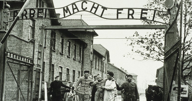 Radzieccy lekarze wyprowadzają z KL Auschwitz ocalałych więźniów obozu /Laski Diffusion /East News