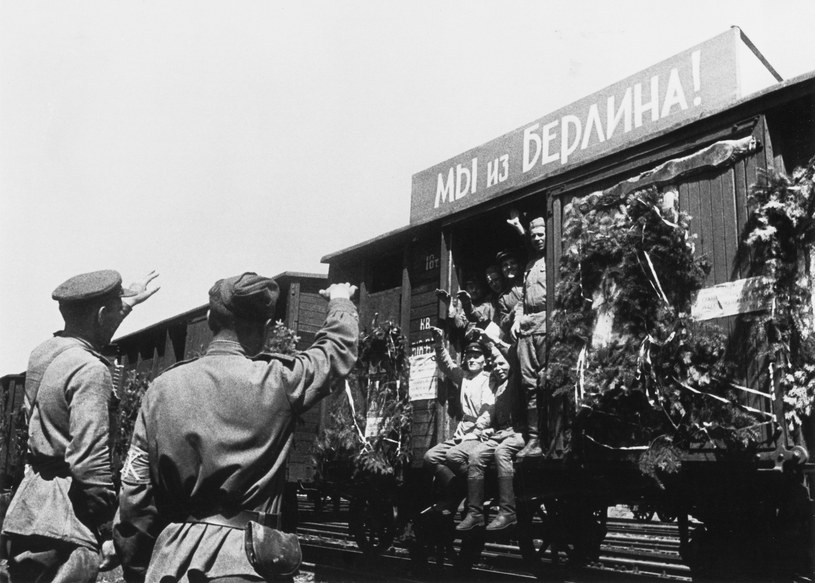 Radzieccy żołnierze wracają z Berlina po zakończeniu wojny /East News