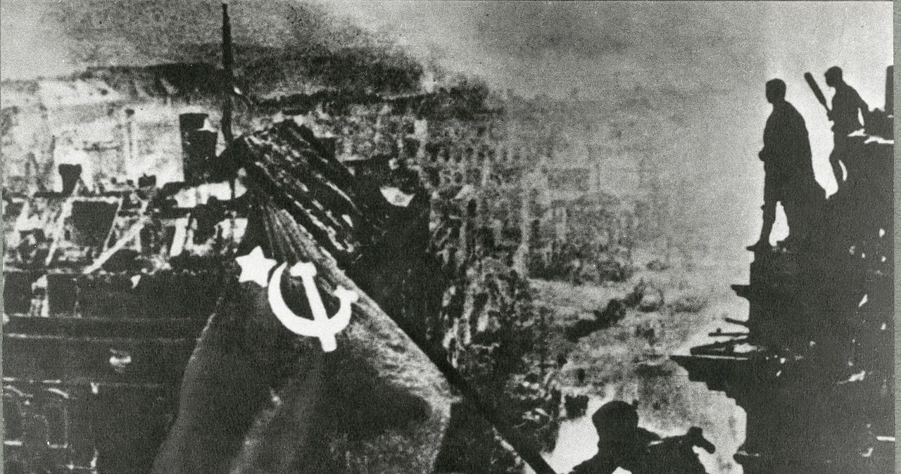Radziecka flaga na Reichstagu, Berlin 1945 /Agencja FORUM