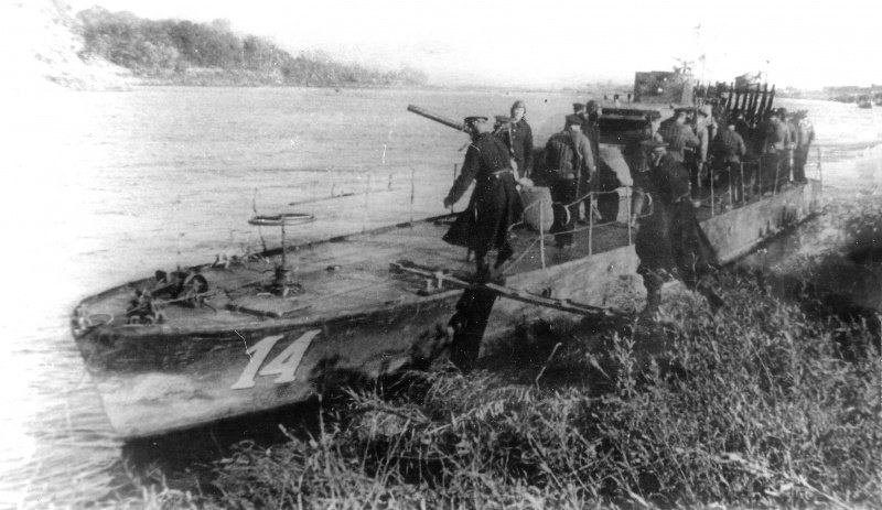 Radziecka piechota morska podczas desantu z kutra BK-14 należącego do Dnieprowskiej Flotylli Wojennej. Okręty tego typu brały udział w desancie pod Kilią /INTERIA.PL/materiały prasowe