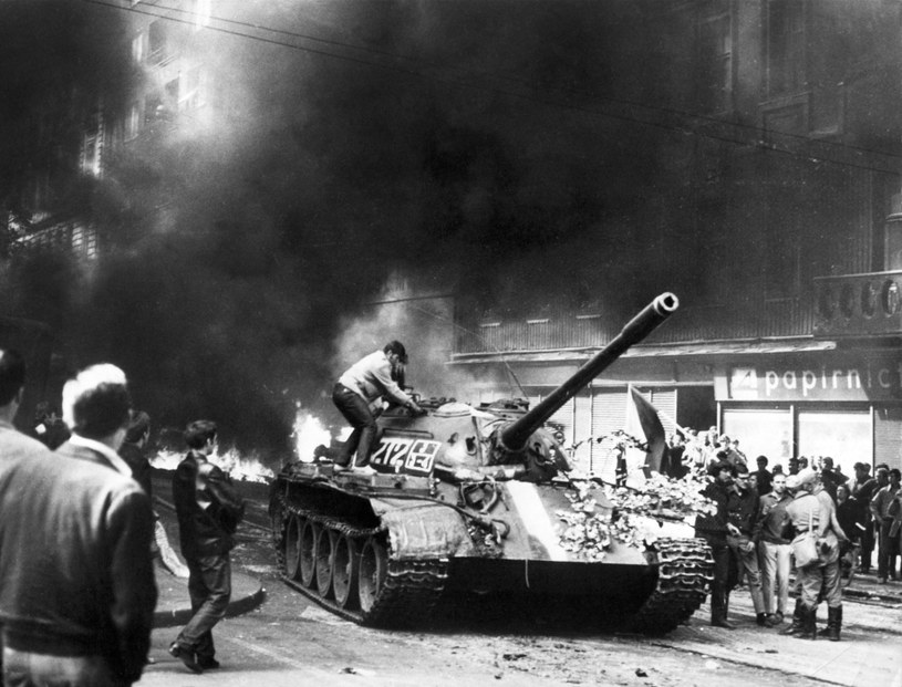 Radziecki czołg na uliach Pragi, 21.08.1968 /AFP
