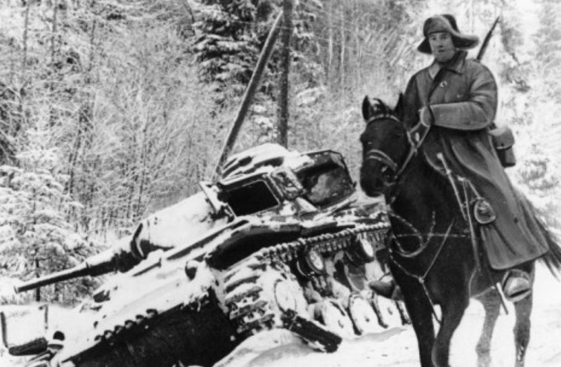 Radziecki kawalerzysta przejeżdża obok zniszczonego niemieckiego czołgu /domena publiczna
