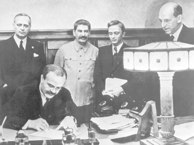 Radziecki minister spraw zagranicznych Wiaczesław Mołotow podpisuje w Moskwie niemiecko-rosyjski pakt o nieagresji. Z tyłu obok Joachima von Ribbentropa Józef Stalin, z prawej Friedrich Gaus, obok niego U. Pavlov. /	DB /PAP/DPA